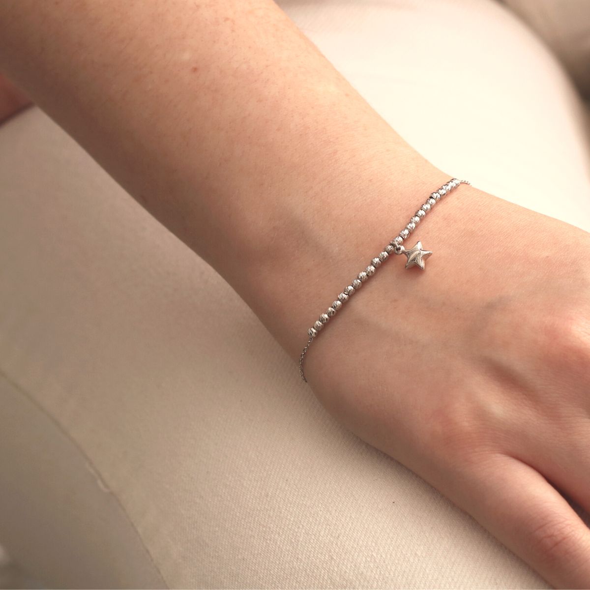 Pulsera con diseño aros y dije de estrella