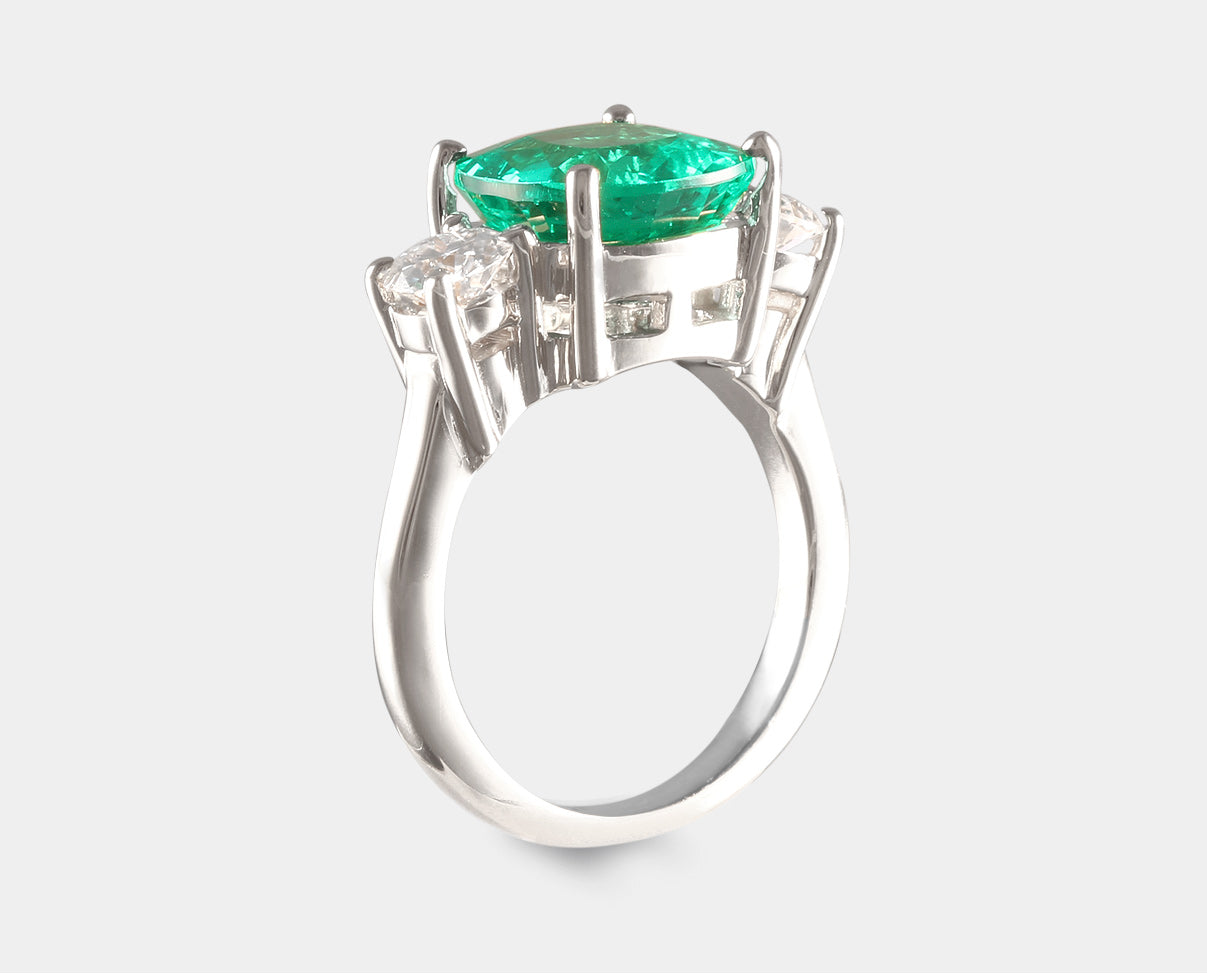 Espectacular Anillo de Oro Blanco 14k con Esmeralda Recristalizada corte cushion y Moissanita. Anillos Piedras Naturales. Gemas.