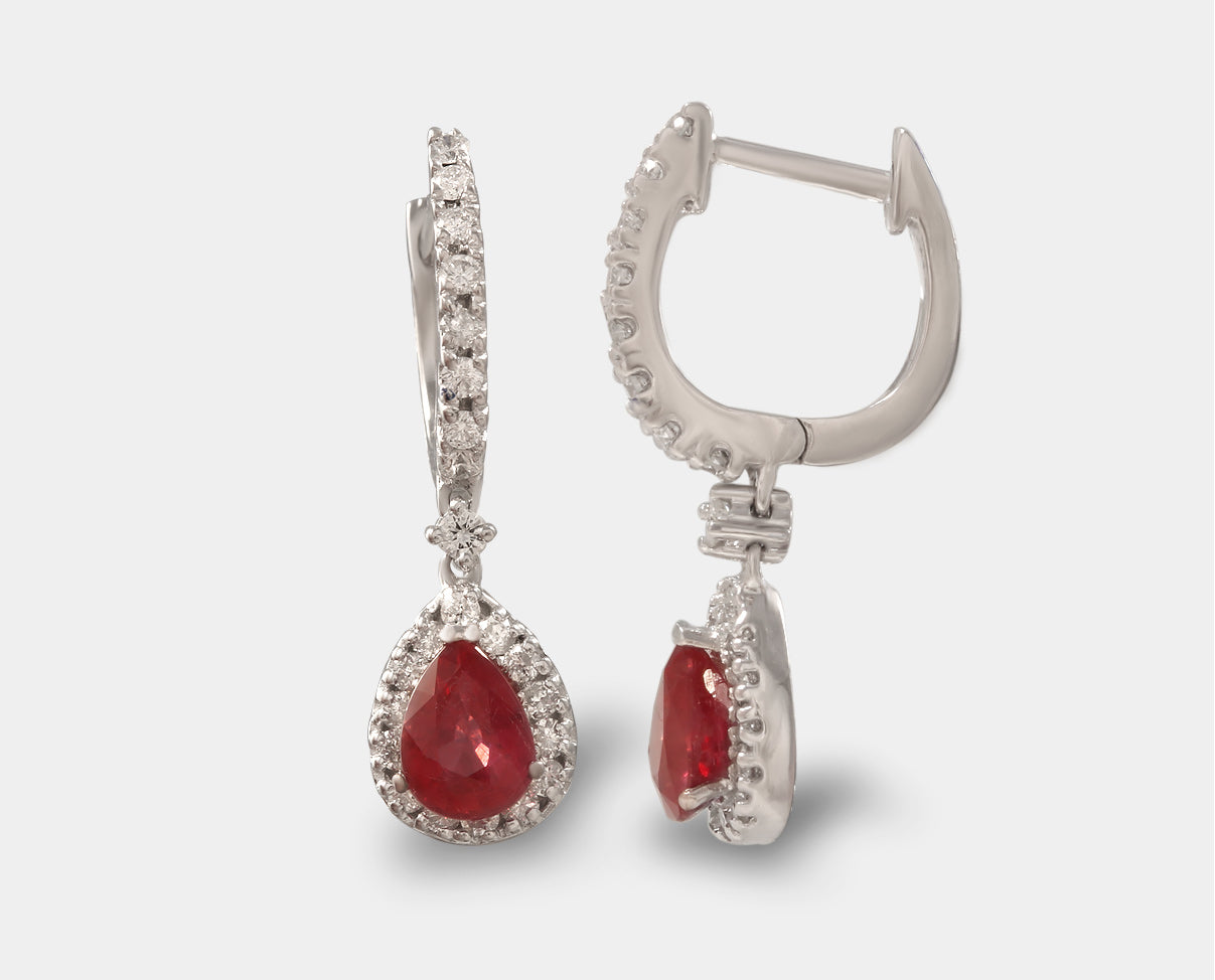 Aretes oro blanco con rubi corte pera y diamantes. Joyas con gemas.