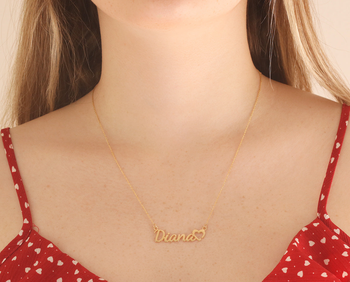 Gargantilla con nombre fabricada en oro amarillo 10K y 14K . Regalos y joyas personalizadas.