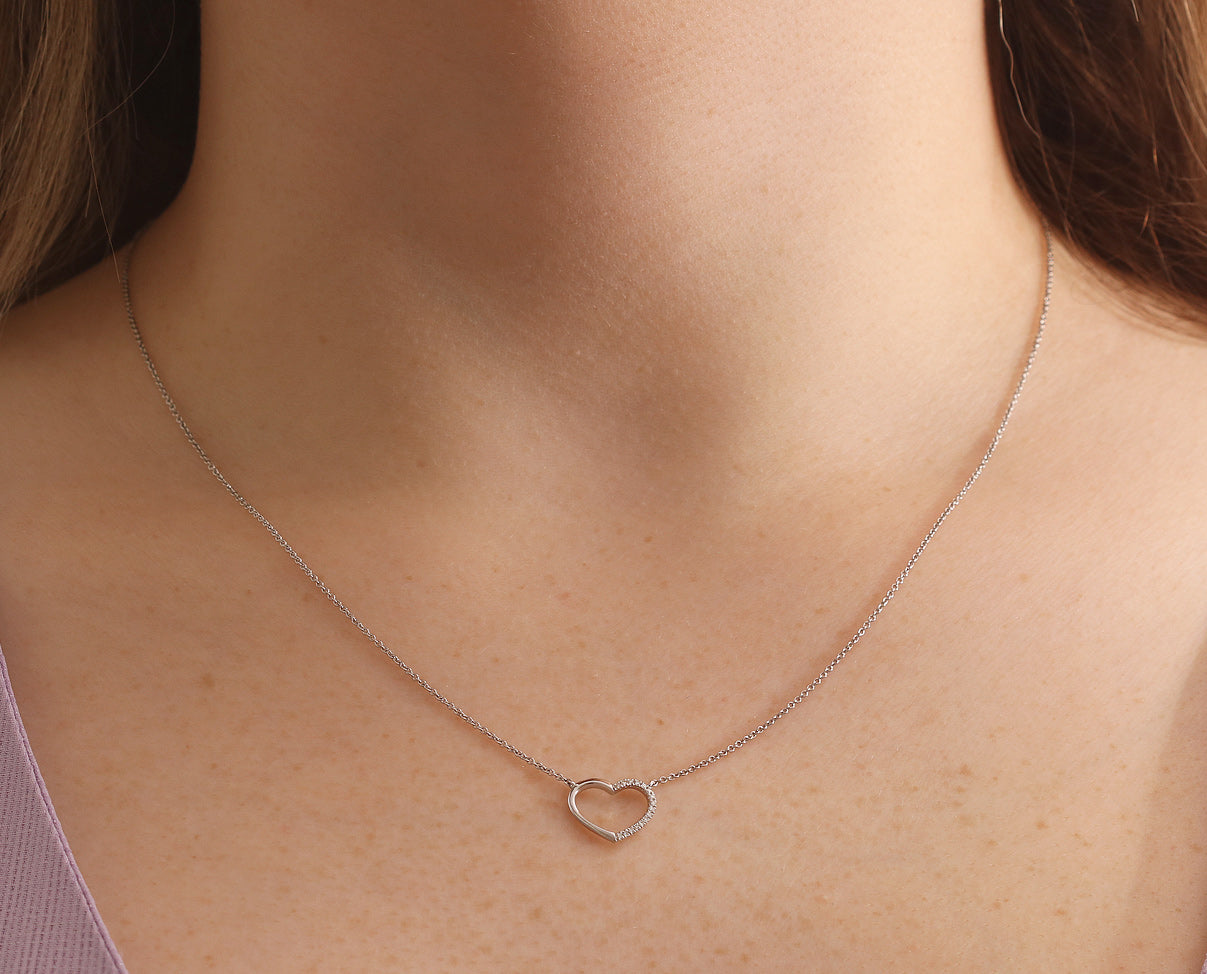Gargantilla con dije corazón y diamante en oro blanco 14k.