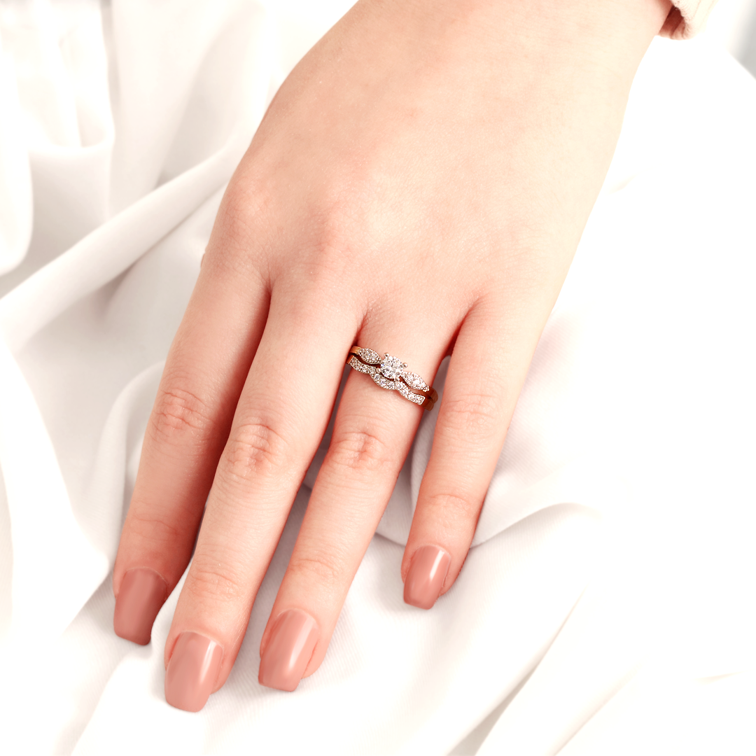 Anillo de Compromiso y Ensamble Oro Amarillo 10K con zirconia. Anillo de promesa.
