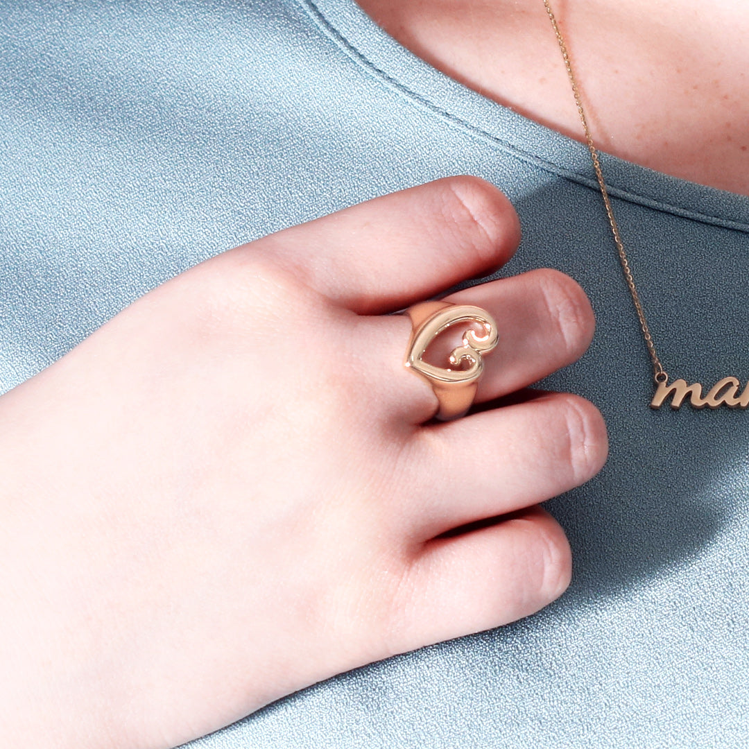 Anillo Oro Amarillo 14K con diseño de corazón que representa el amor de Mamá. Regalos día de las madres. 10 de mayo.