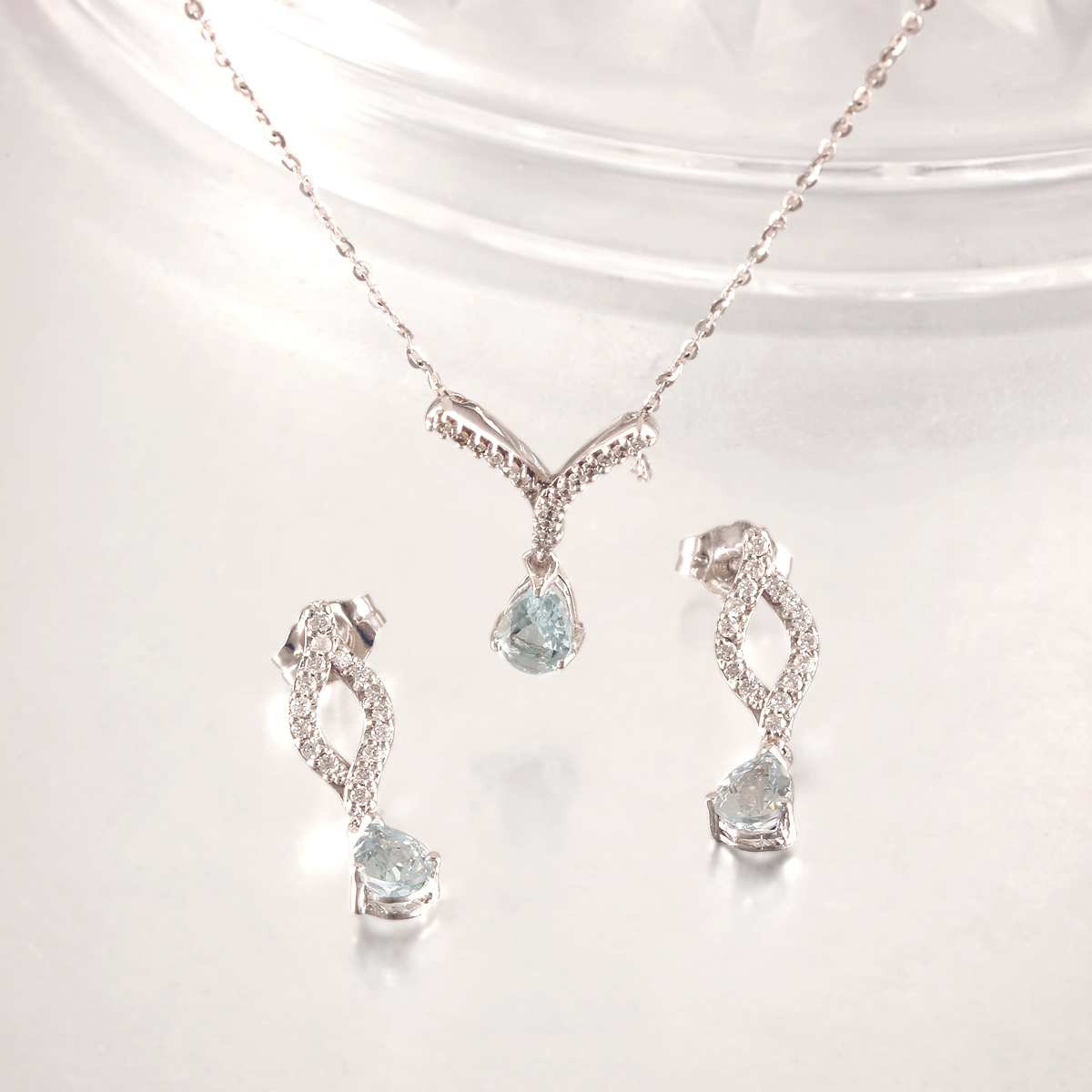 Juego de gargantilla y aretes con aguamarina y diamantes
