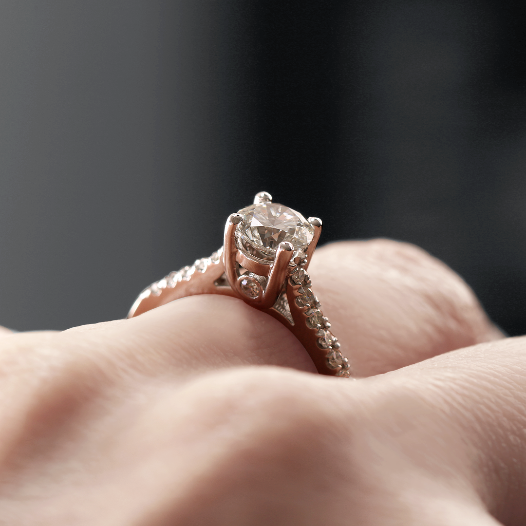 Anillo de compromiso con diamante central 0.81 ct corte brillante y diamantes laterales