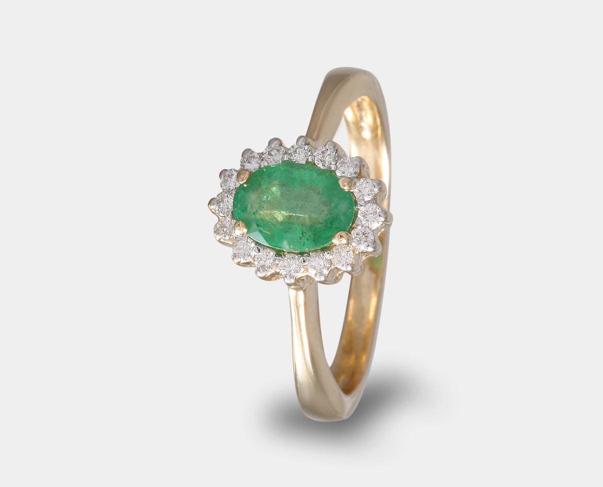 anillo con esmeralda y diamantes en oro amarillo