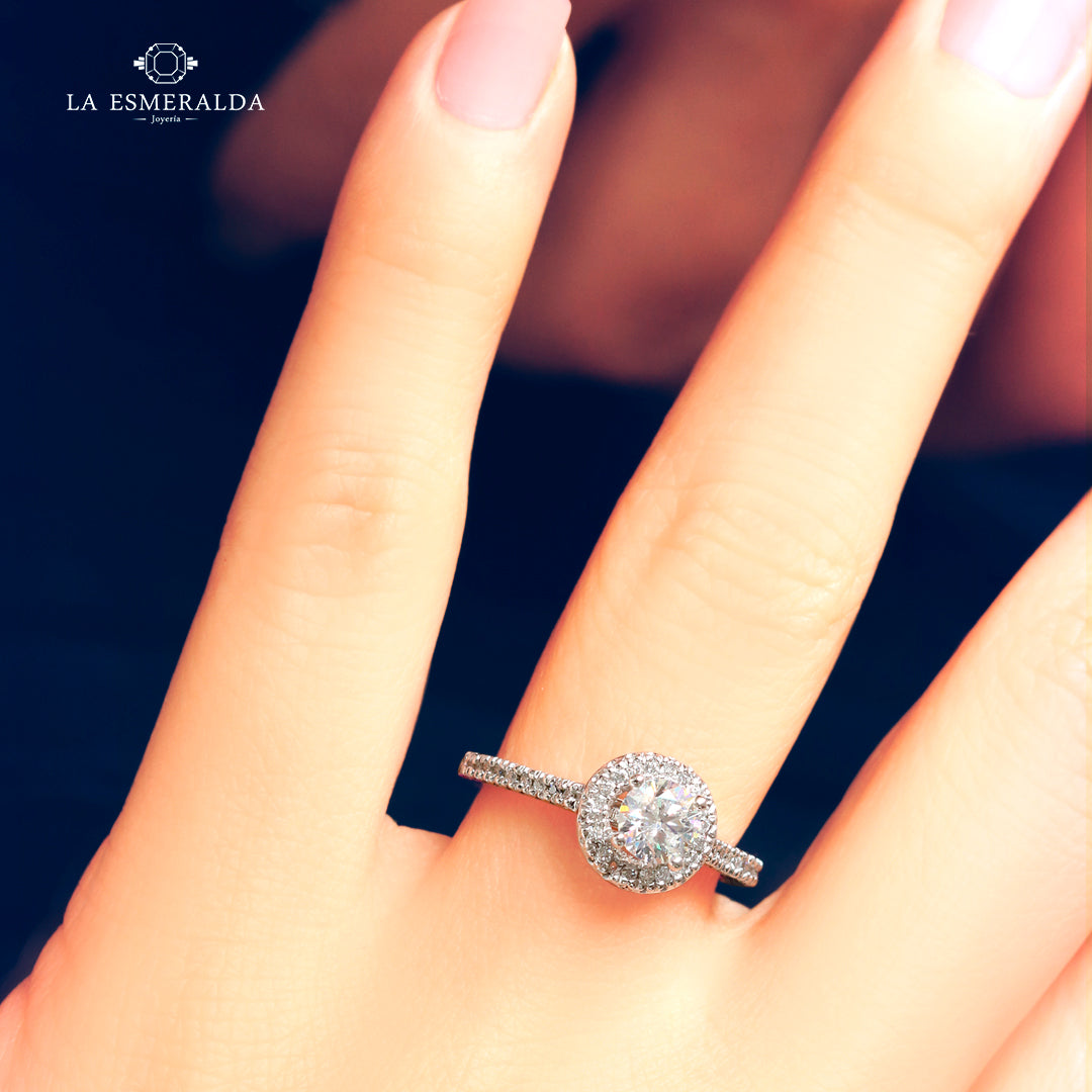 anillo de compromiso con diamante central y diamantes laterales