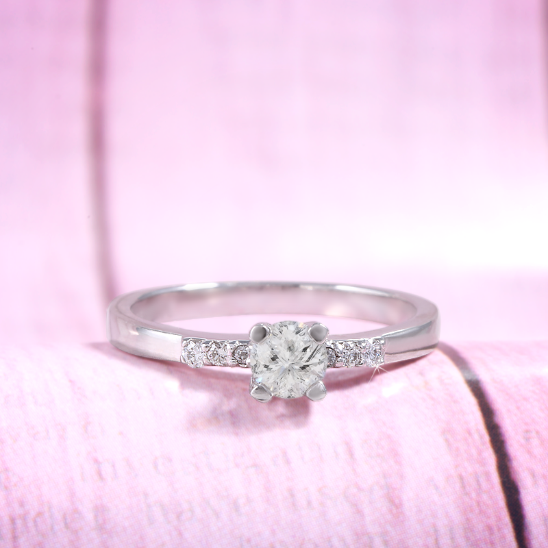 Anillo de compromiso oro blanco con diamantes laterales