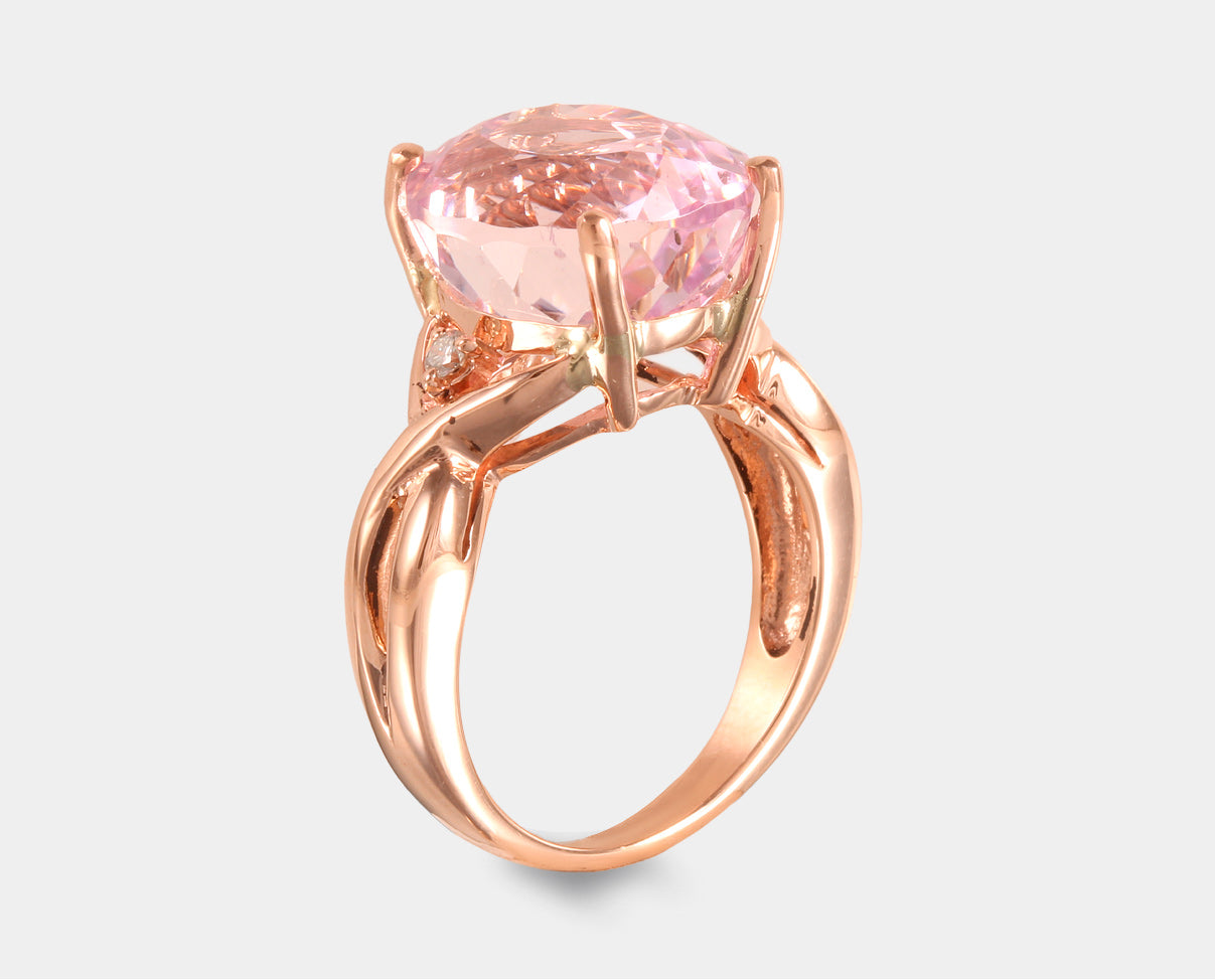 Anillo de oro rosa con kunzita y diamante