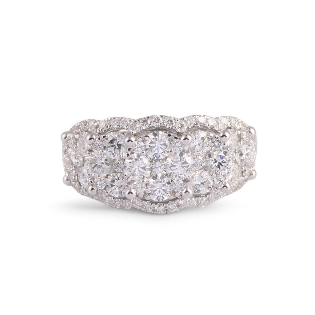 Anillo diseño cluster con diamantes