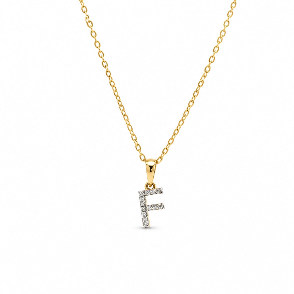 Cadena con dije de letra inicial con diamantes