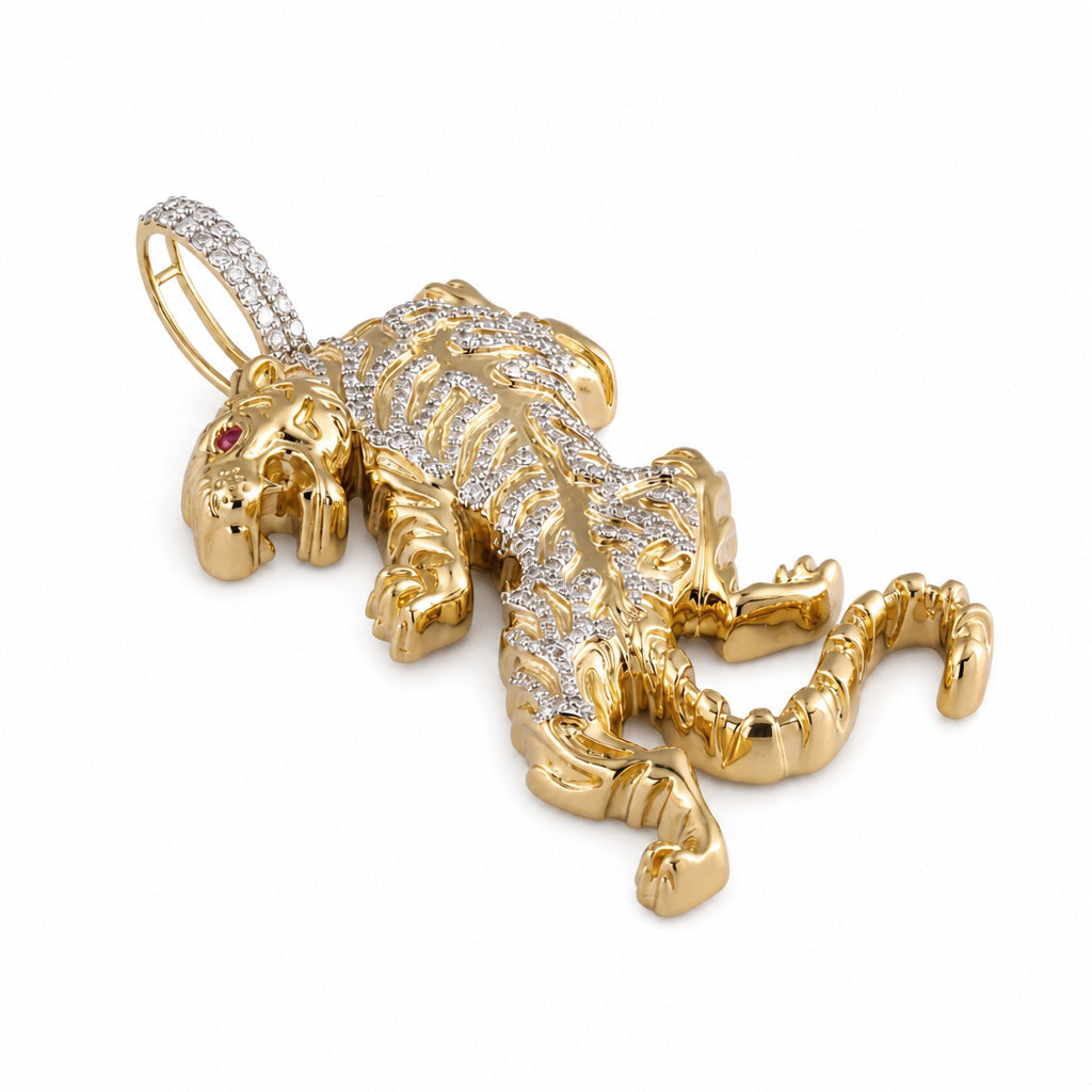 Dije con diseño de pantera con diamantes