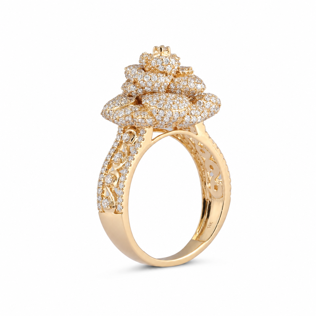 Anillo diseño floral con diamantes en oro amarillo de 14k