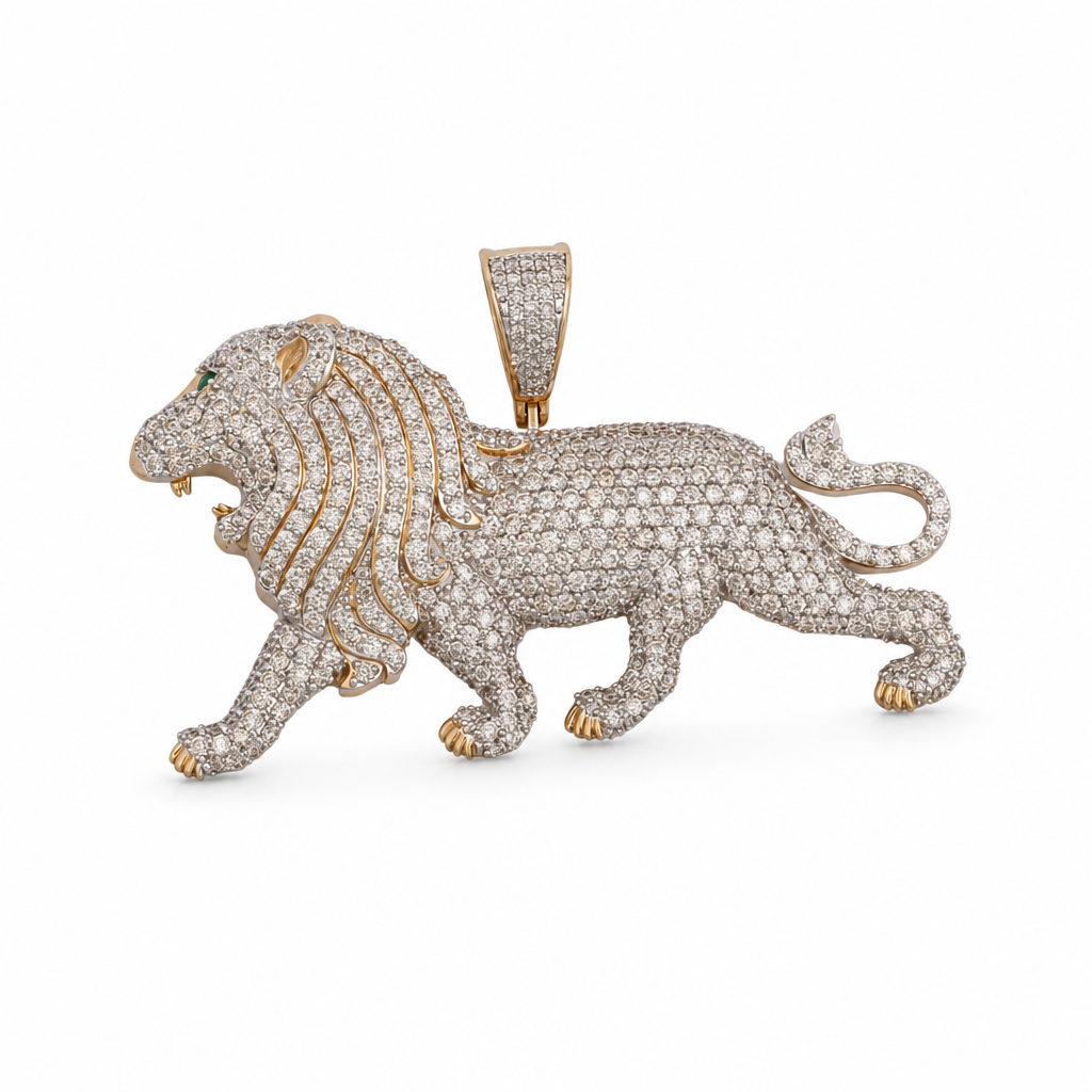 Dije con diseño de león con diamantes