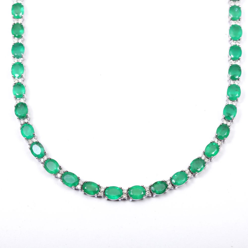 Gargantilla con esmeraldas ovales y diamantes