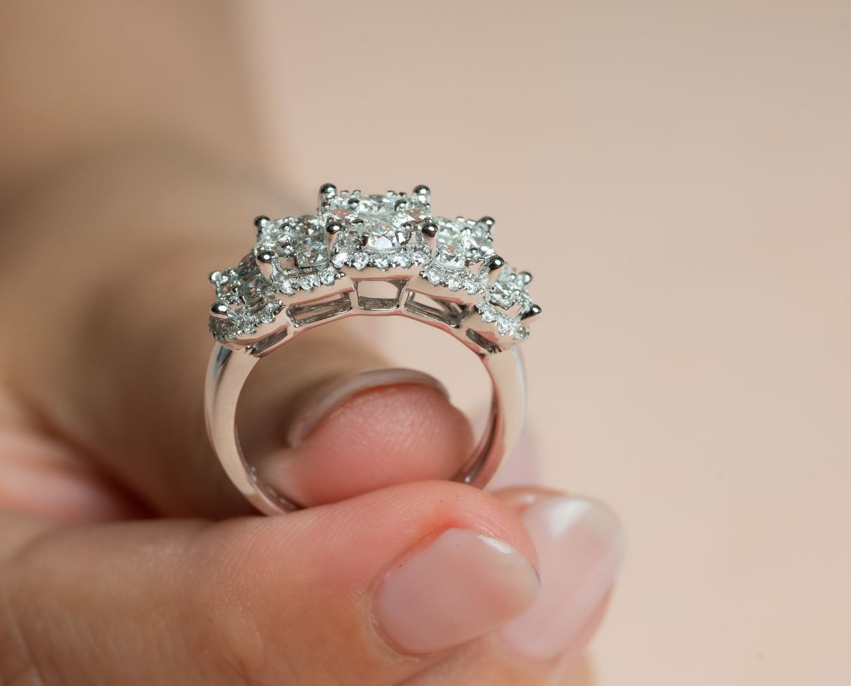 Anillo diseño cluster con diamantes en oro blanco de 14K