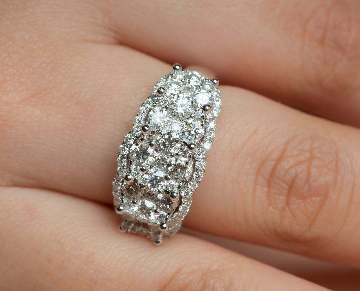 Anillo diseño cluster con diamantes