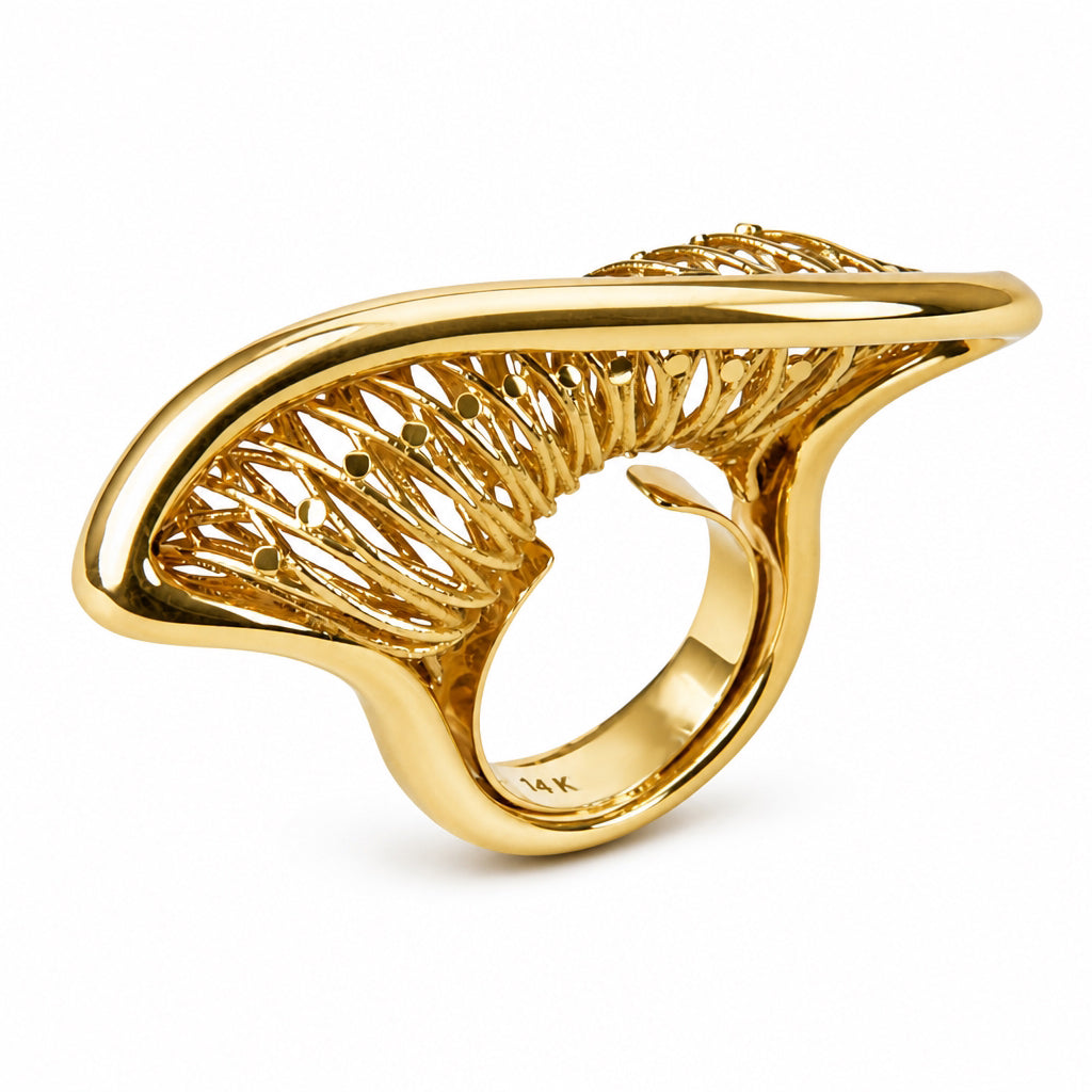 Anillo con diseño escultural curvado