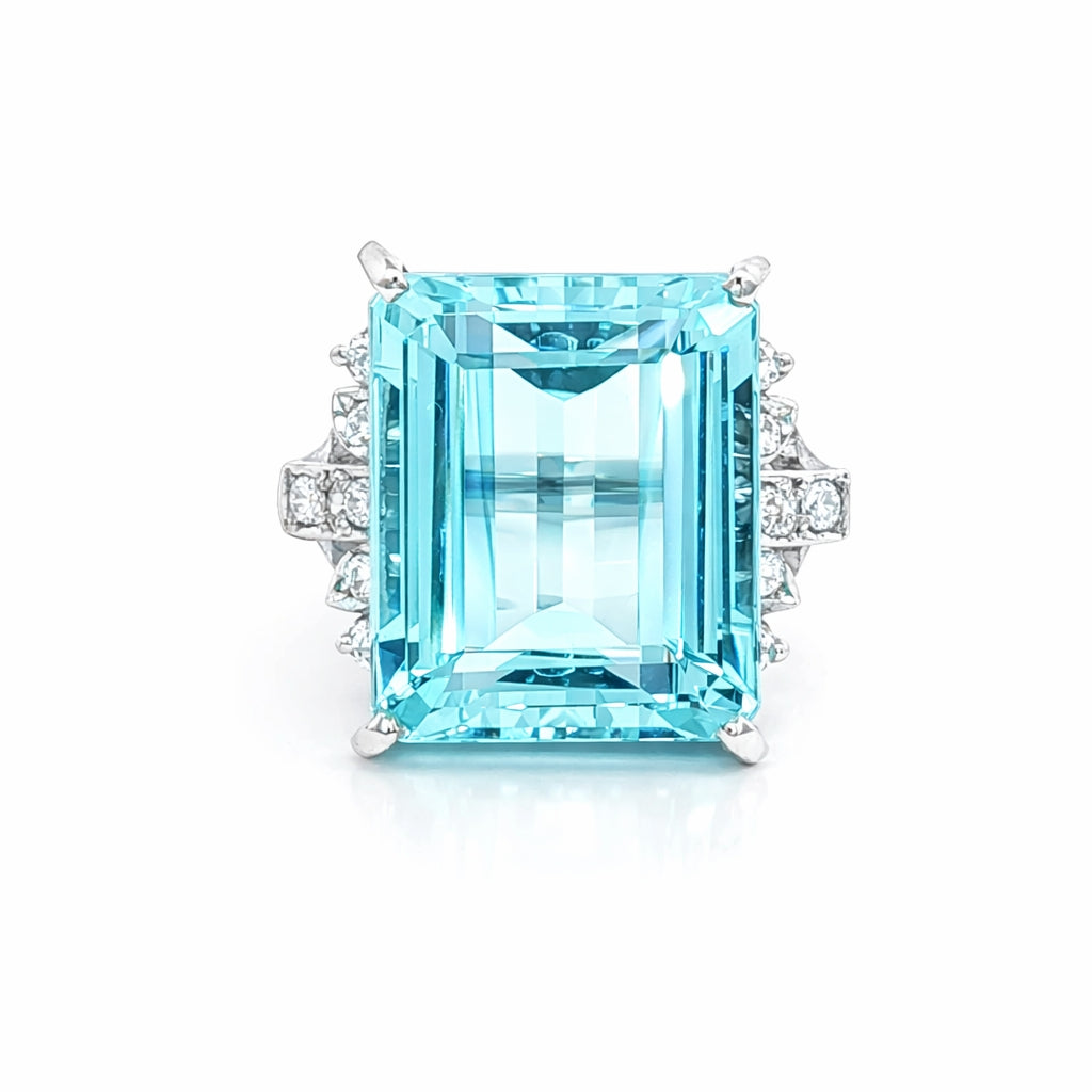 Anillo de platino con aguamarina y diamantes