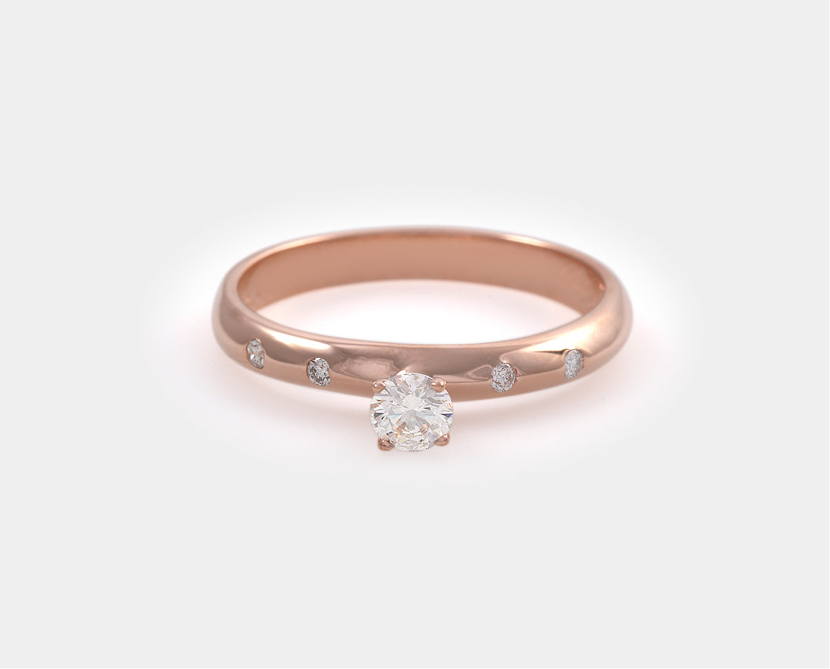 anillo de compromiso oro rosa con diamante. Anillo solitario con diamantes laterales 