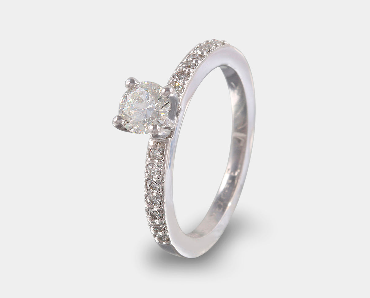 anillo de compromiso con diamantes laterales