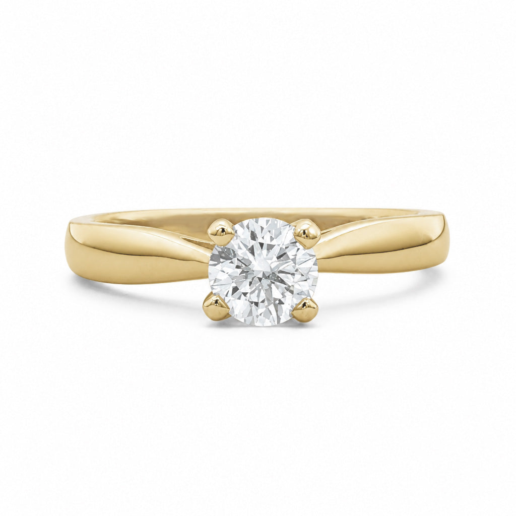 Anillo de compromiso solitario con diamante lab-grown en oro amarillo
