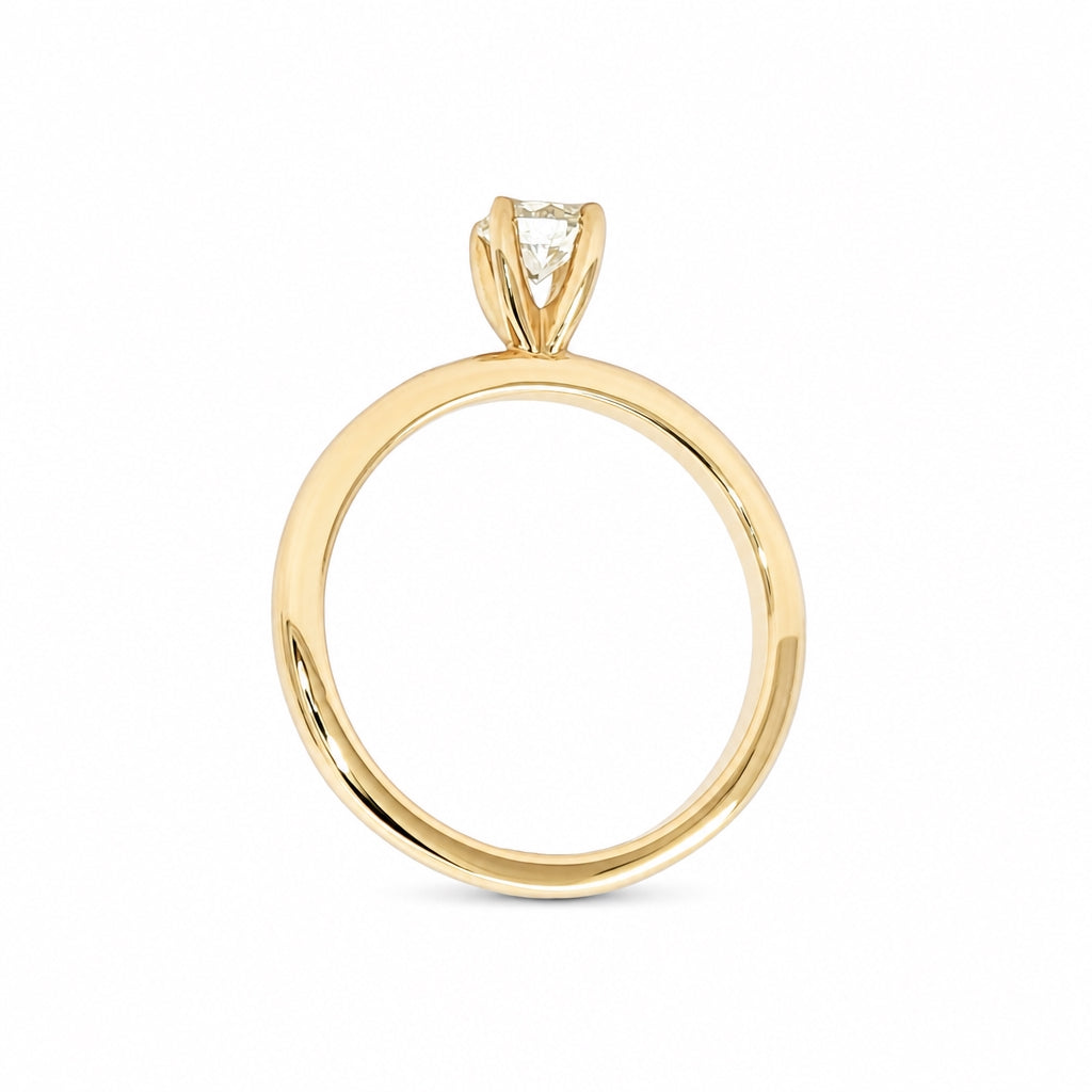 Anillo de compromiso solitario con diamante lab-grown en oro amarillo
