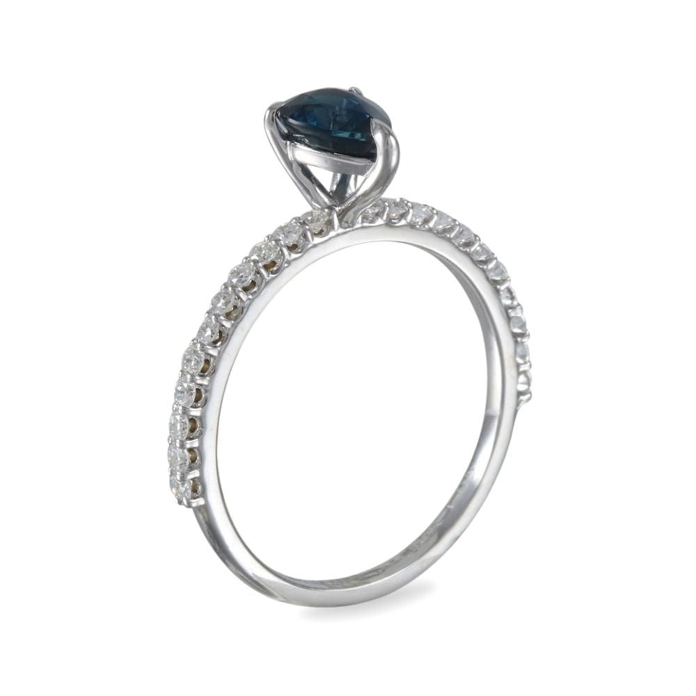 Anillo con zafiro y diamantes laterales