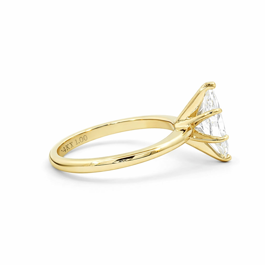 Anillo de compromiso solitario con diamante lab-grown marquise en oro amarillo