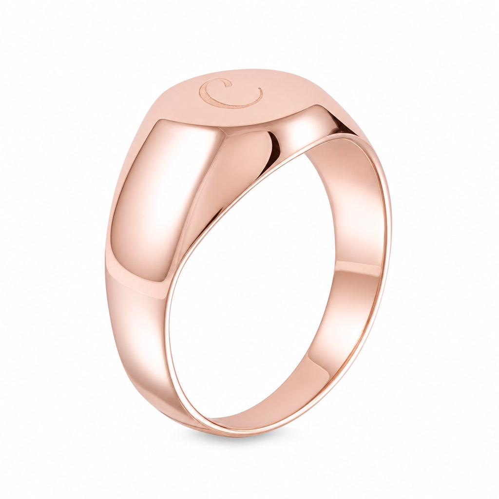 Anillo de hombre en oro rosa de 10k con grabado personalizado de inicial 