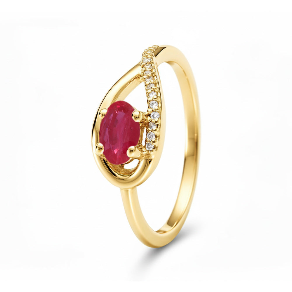 Anillo de oro amarillo con rubí y diamantes