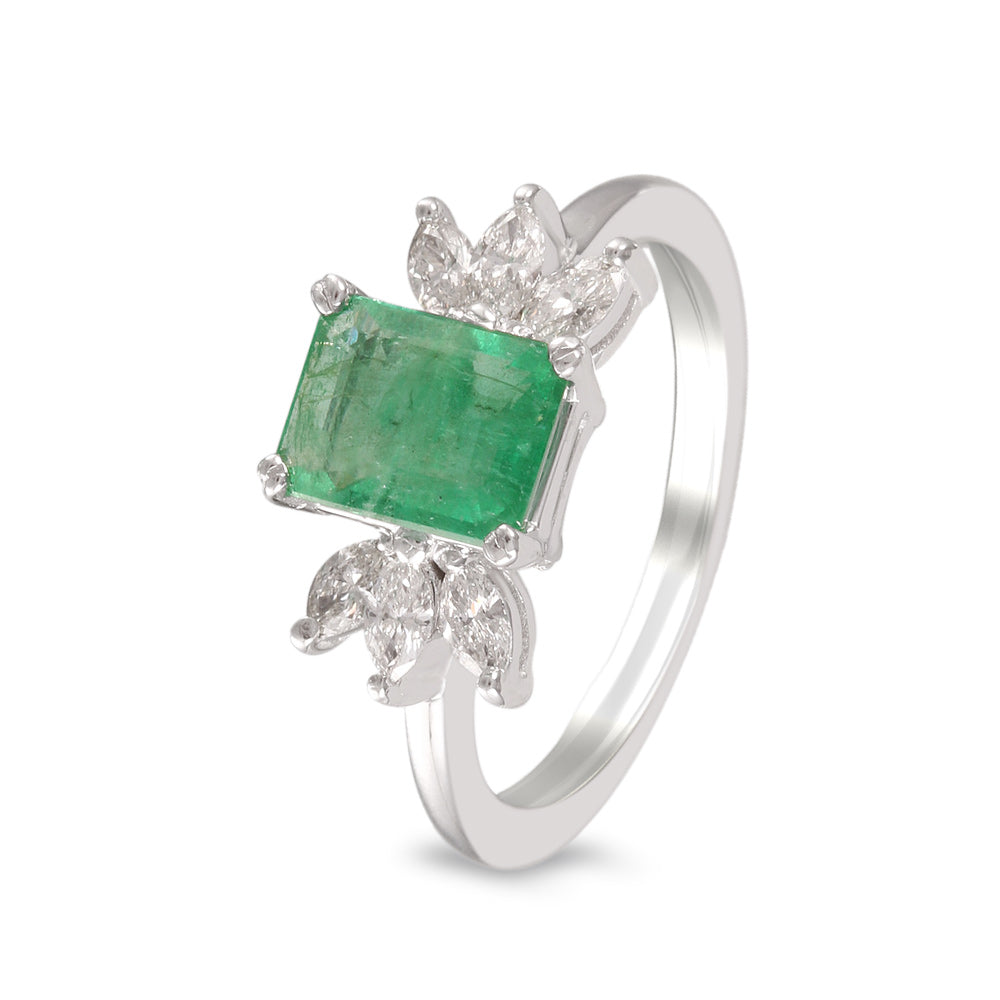 Anillo con esmeralda y diamantes laterales