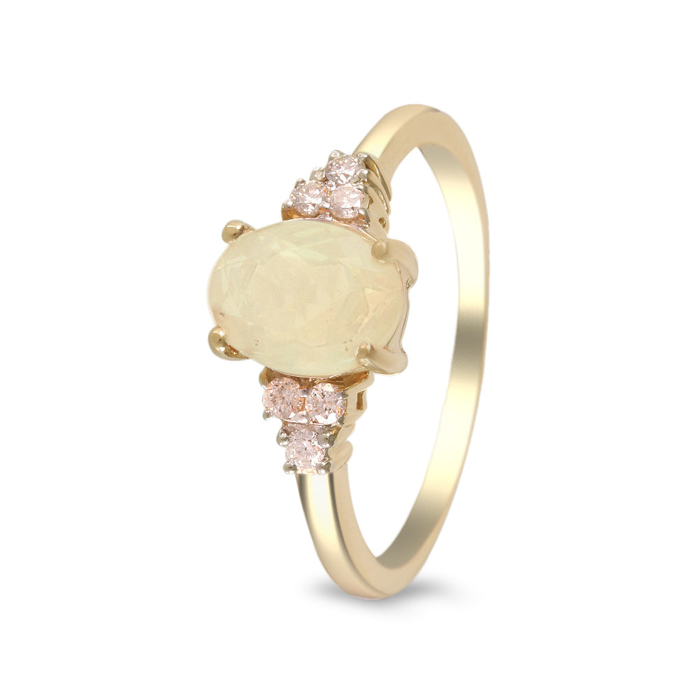 Anillo con ópalo y diamantes laterales