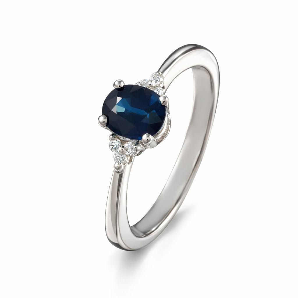 Anillo con zafiro y diamantes laterales