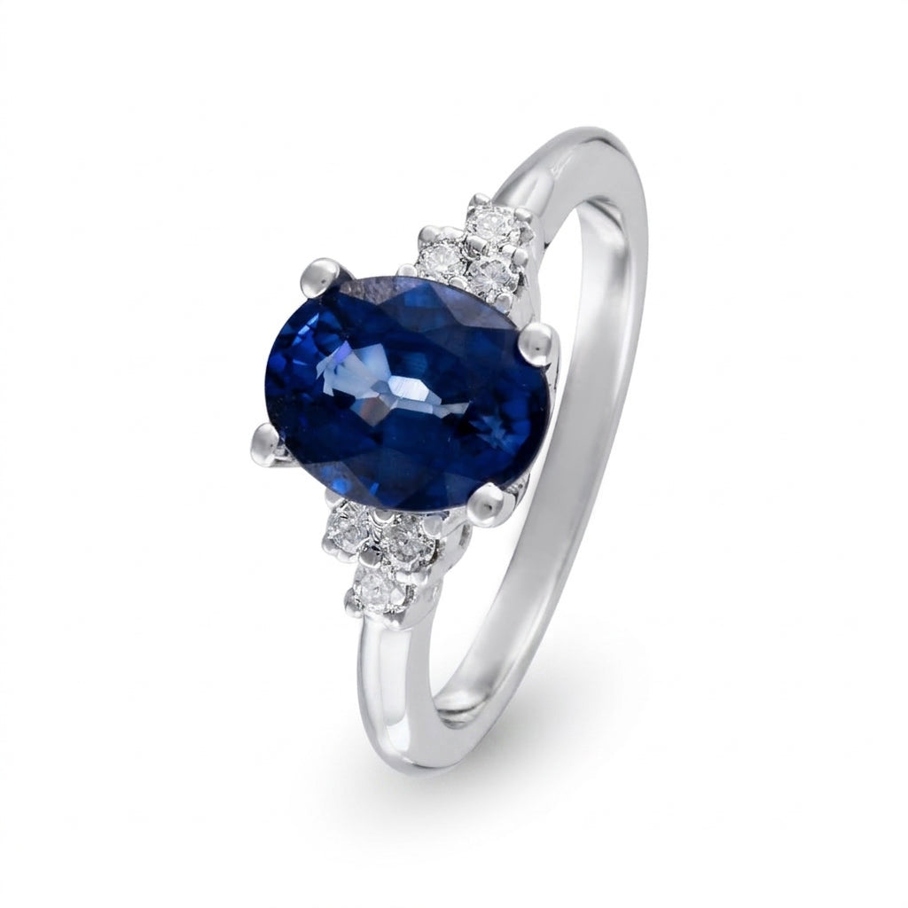 Anillo de oro blanco con zafiro y diamantes.