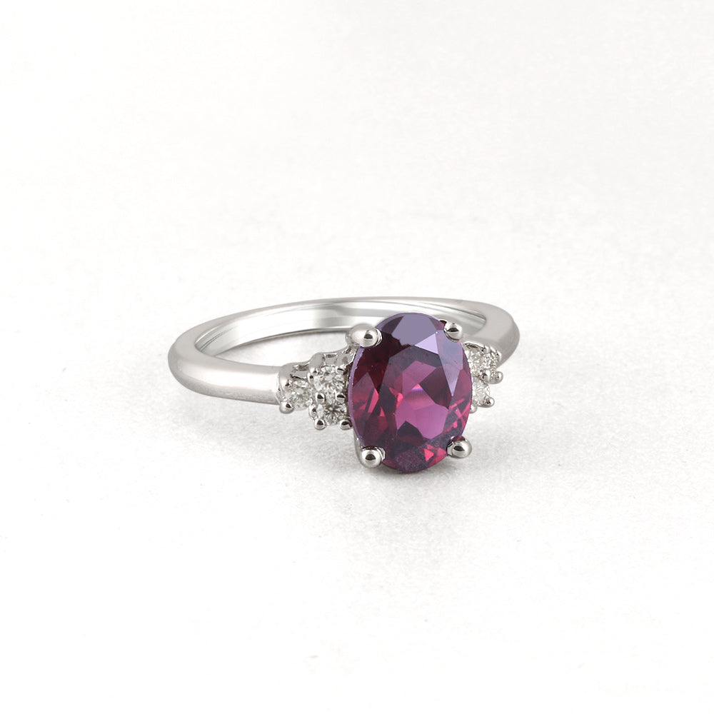 Anillo con rodolita y diamantes laterales