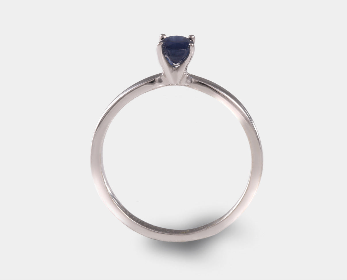 Anillo solitario estilo clásico con zafiro