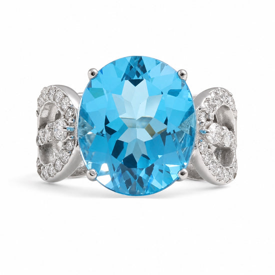 Anillo con topacio azul y diamantes laterales