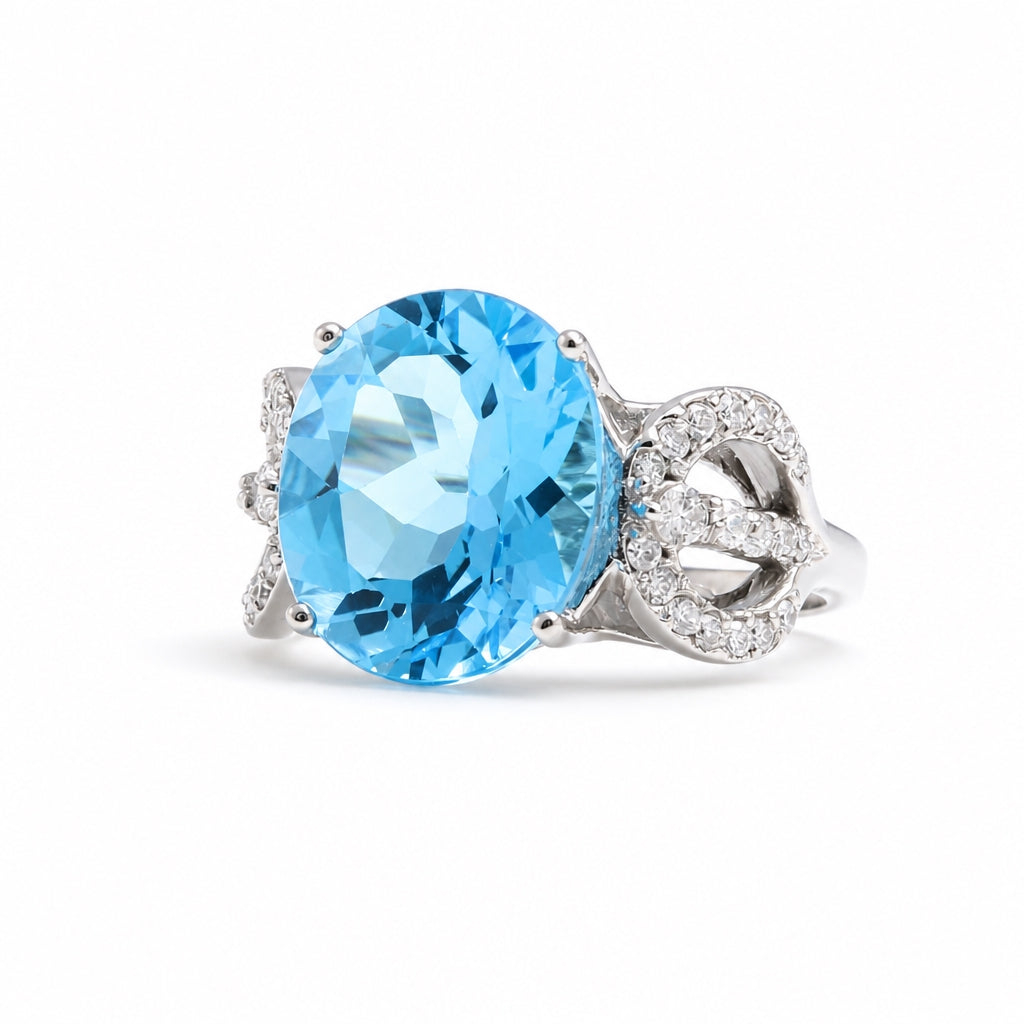 Anillo con topacio azul y diamantes laterales
