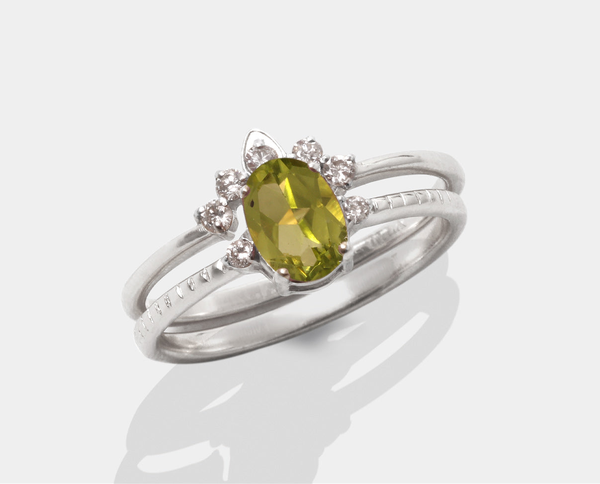 Anillo con peridoto y ensamble de corona de diamantes en oro blanco de 14k