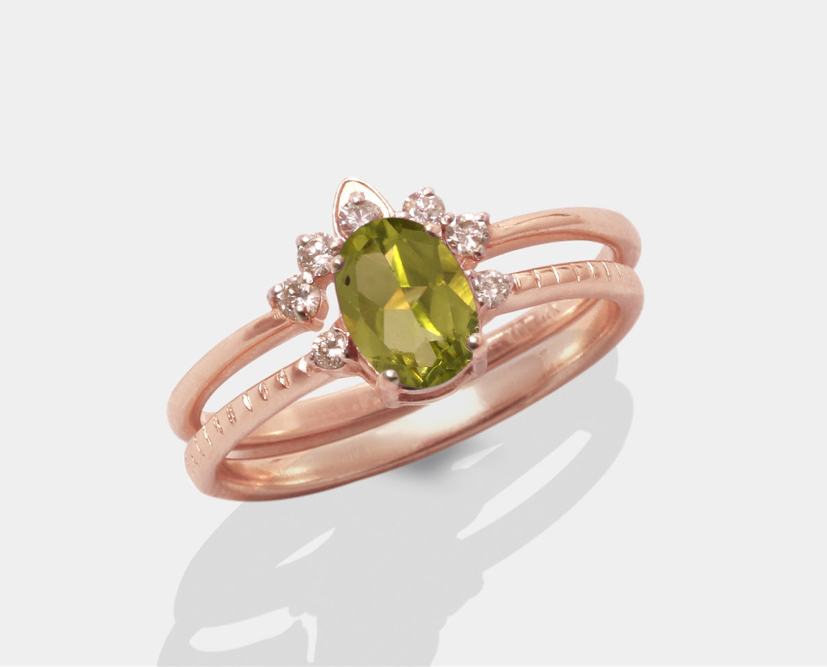 Anillo con peridoto y ensamble de corona de diamantes en oro rosa de 14k