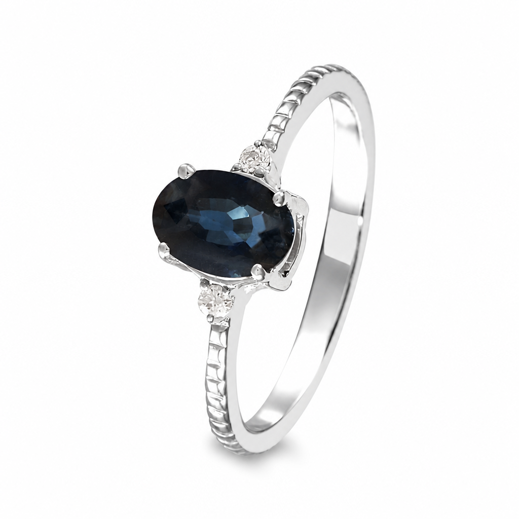 Anillo con zafiro y diamantes laterales (Septiembre)