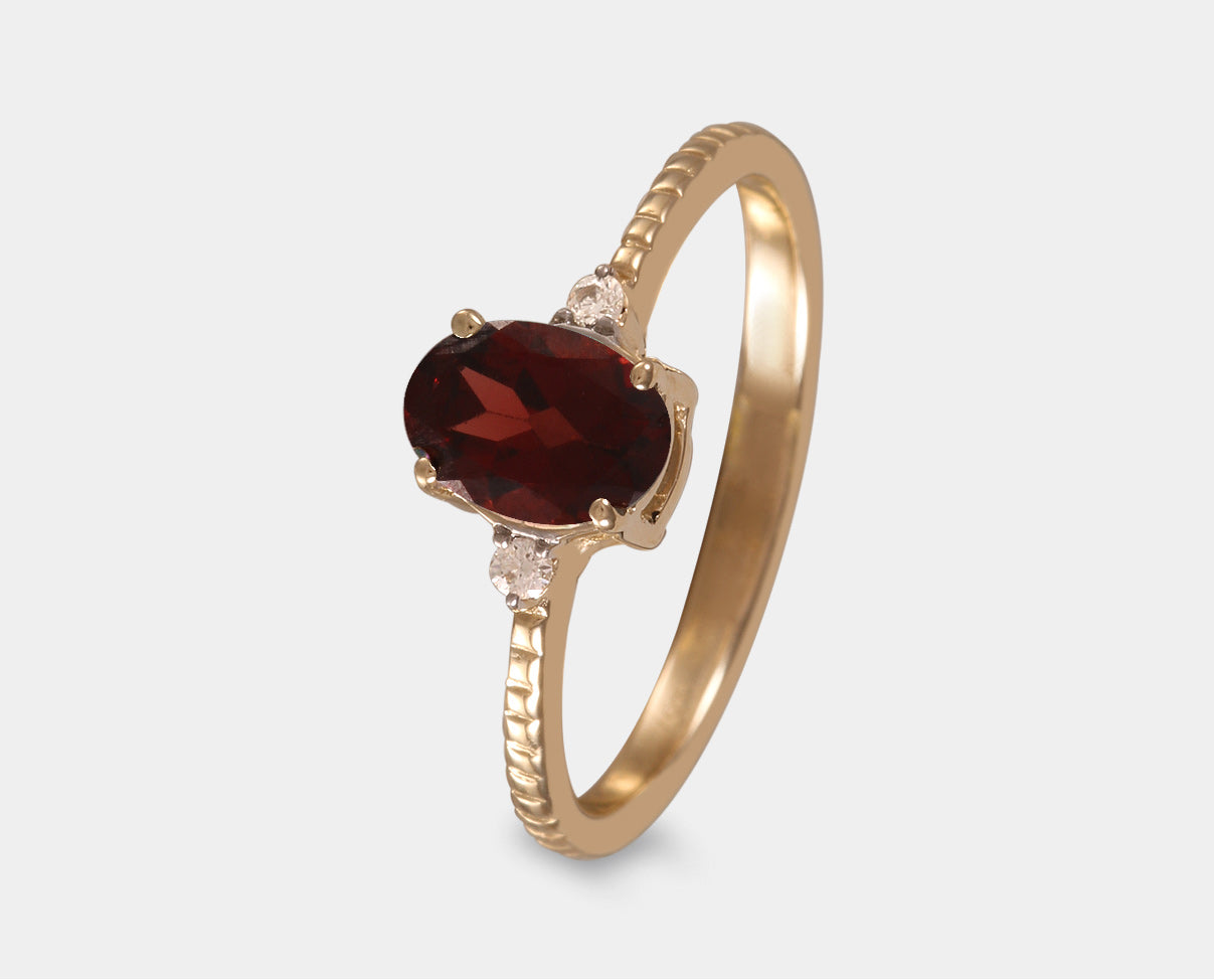 Anillo con Granate y Diamante en Oro amarillo 14k, también para usarse como anillo de compromiso.