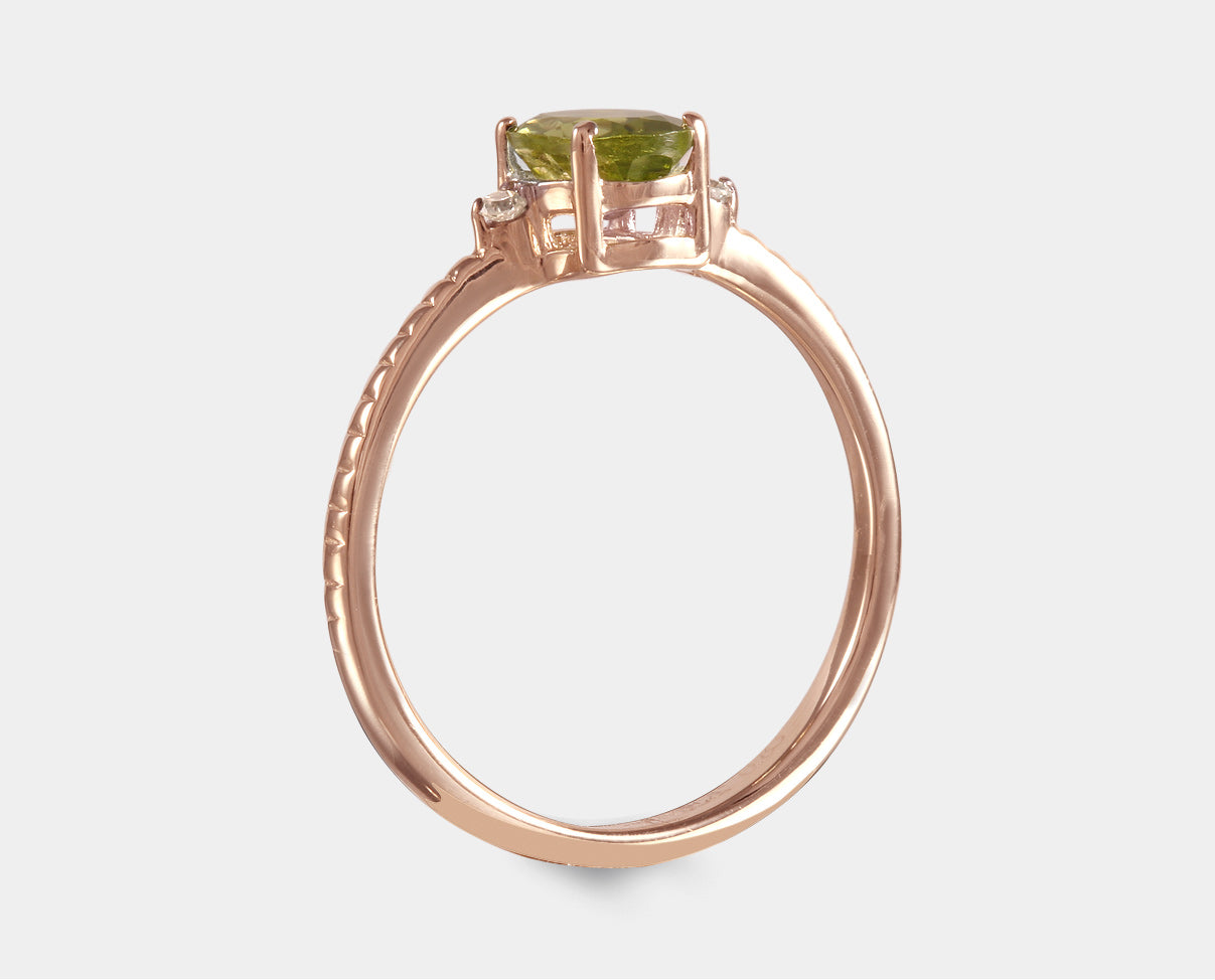 Anillo con peridoto y diamantes laterales (Agosto)