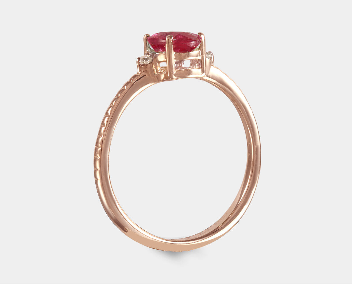 Anillo con Rubí y Diamante en Oro rosa 14k, también para usarse como anillo de compromiso.