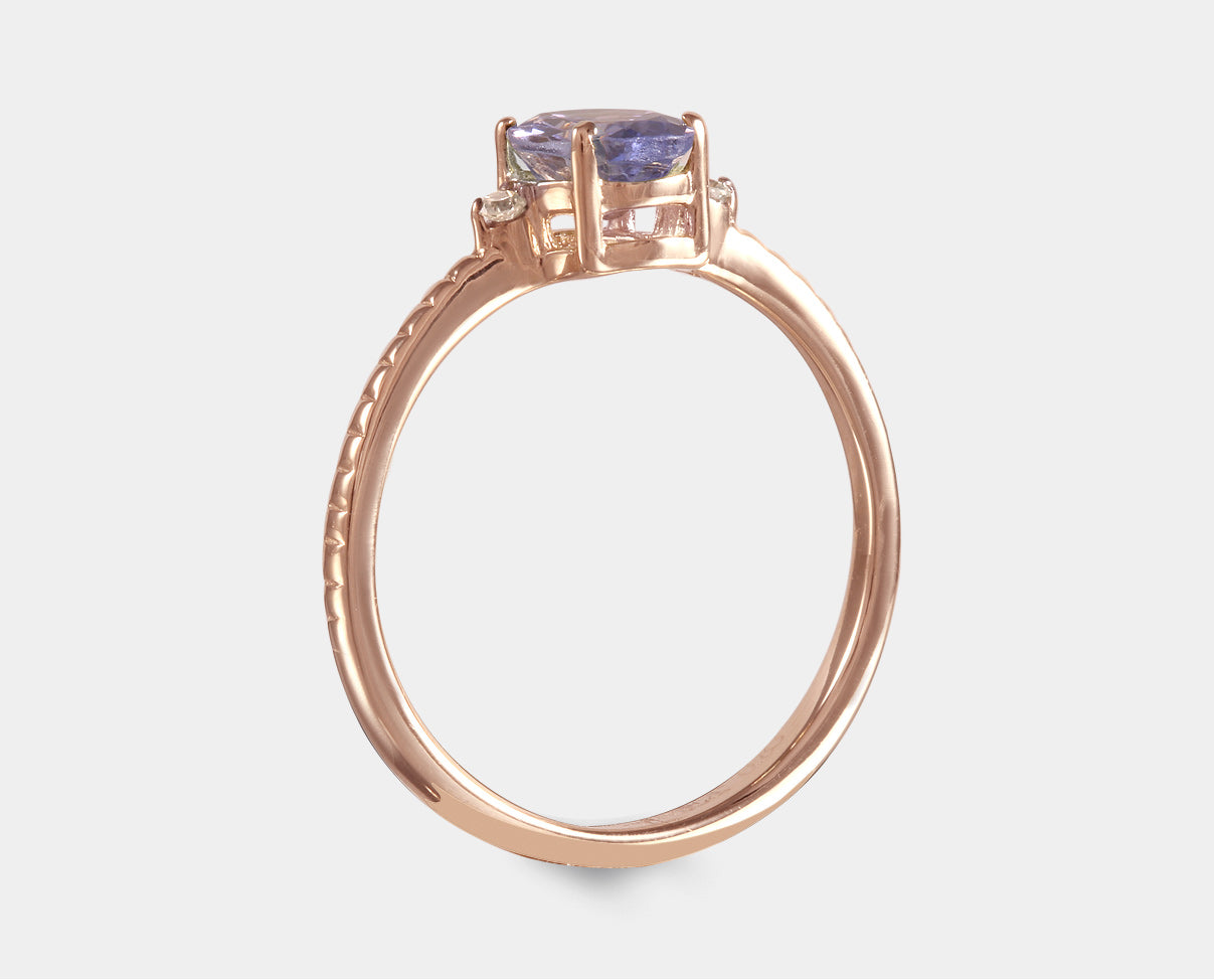 Hermoso Anillo con Tanzanita y Diamante en Oro Rosa 14k, también para usarse como anillo de compromiso.