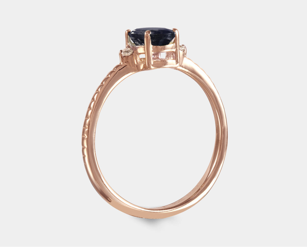 Hermoso Anillo con Zafiro y Diamante en Oro Rosa 14k, también para usarse como anillo de compromiso.