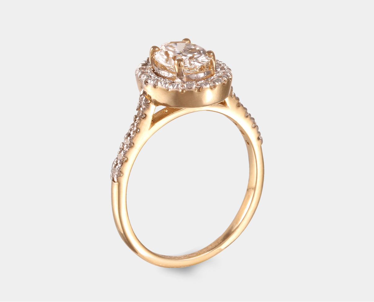 Radiante anillo de compromiso con diamante de laboratorio corte oval con halo y diamantes laterales, en oro amarillo de 18k.