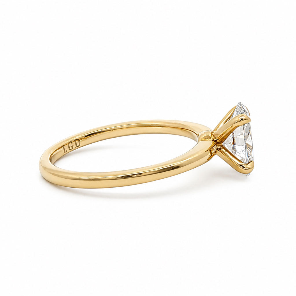 Anillo de compromiso solitario con diamante lab-grown oval 1.10 ct