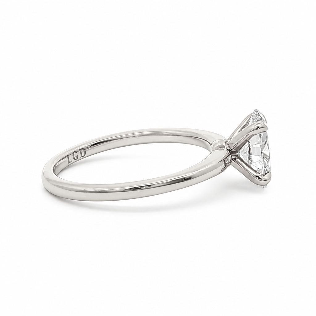 Anillo de compromiso solitario con diamante lab-grown oval 